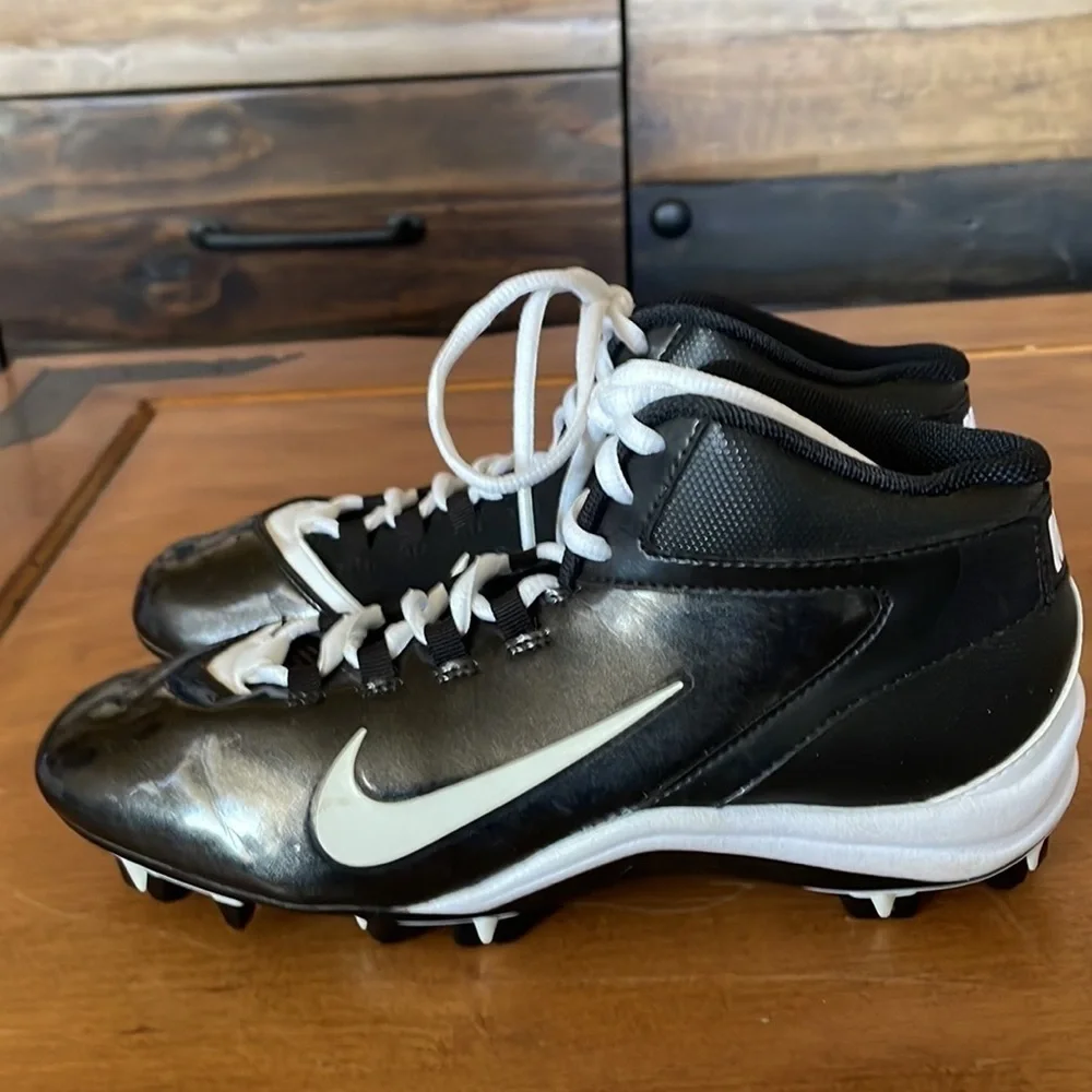 Nike NWOT Alpha Shark Cleats Size 5.5